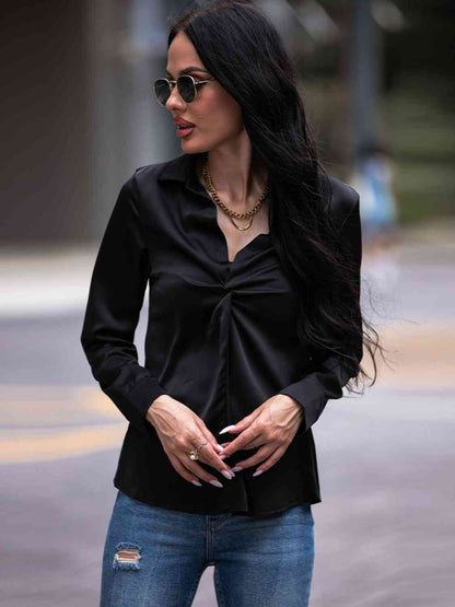 Blusa con cuello torcido en la parte delantera