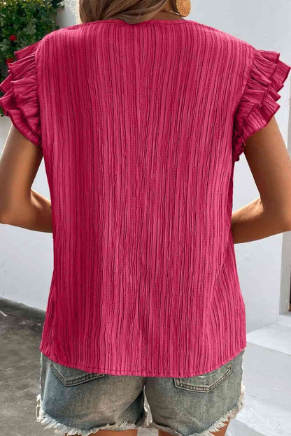 Blusa texturizada con mangas de mariposa y cuello anudado