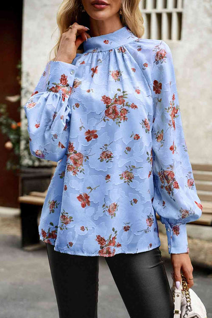 Blusa con manga farol y cuello simulado con estampado floral