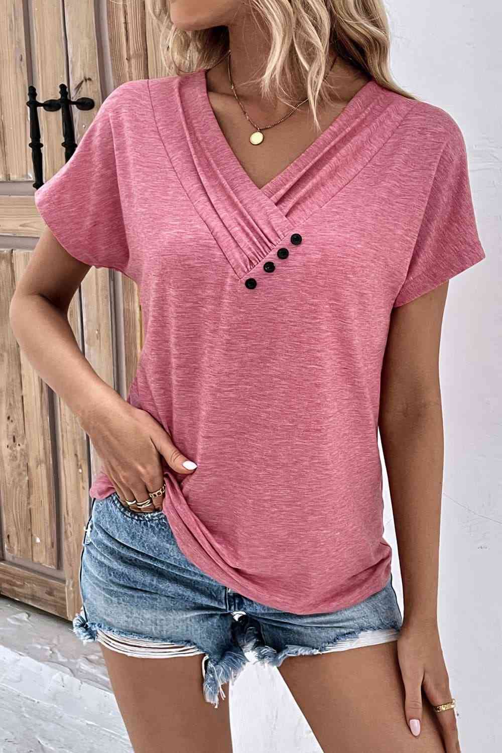 Camiseta de manga corta con cuello en V y botones decorativos