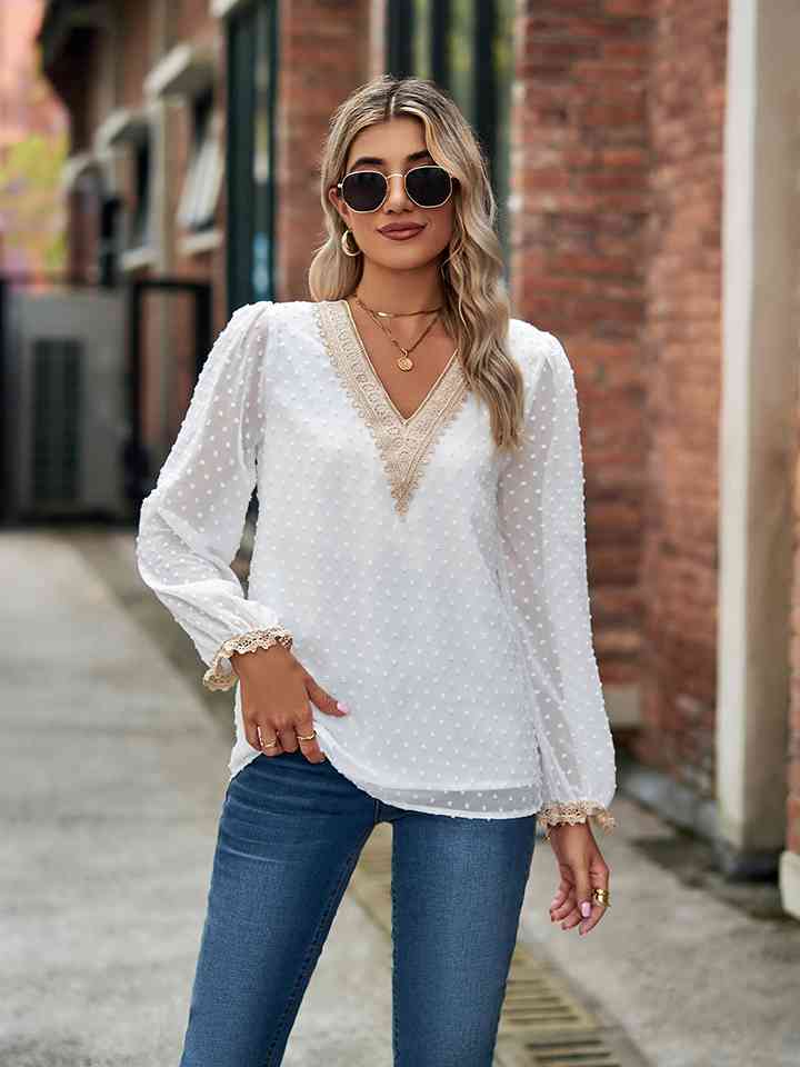 Blusa de manga larga con cuello en V y lunares suizos