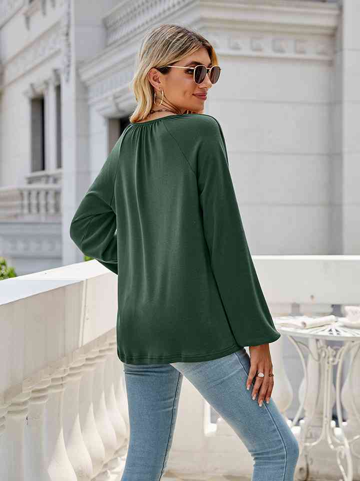 Blusa de manga larga con cuello en V