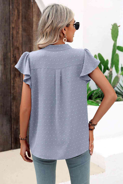 Blusa con cuello con muescas y mangas acampanadas con lunares suizos