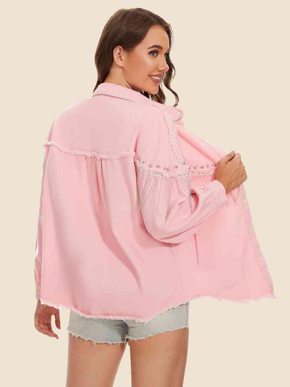 Chaqueta vaquera con detalle de flecos y dobladillo sin rematar