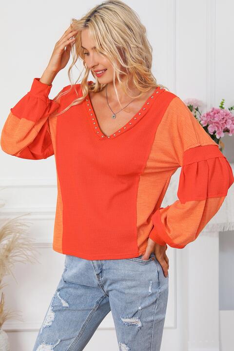 Top con cuello en V y bloques de color