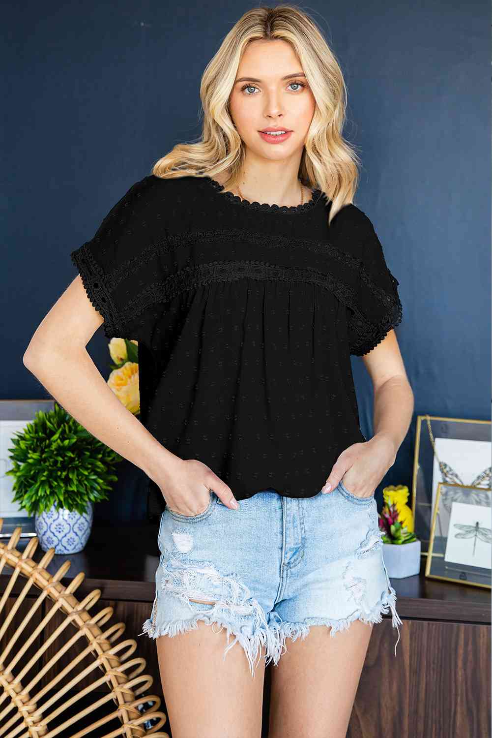 Blusa de manga corta con botones decorativos y lunares suizos