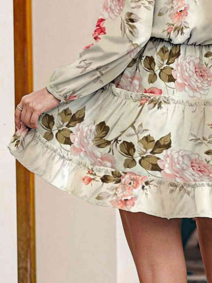 Vestido estampado de manga larga con cuello anudado