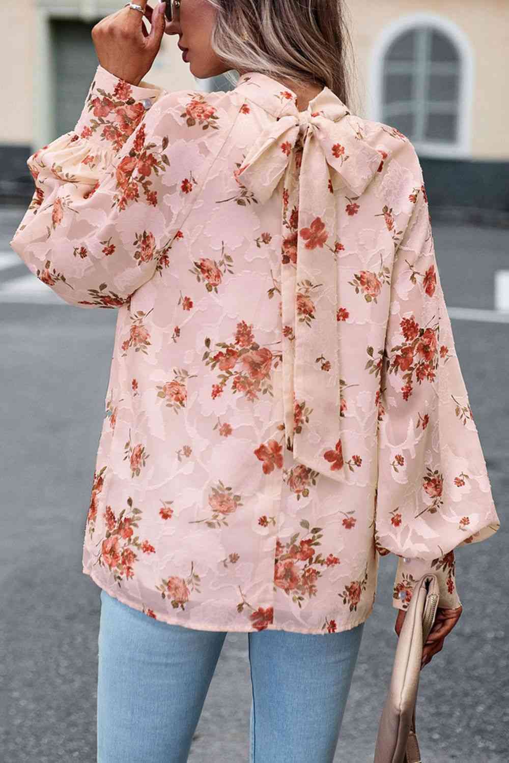 Blusa con manga farol y cuello simulado con estampado floral