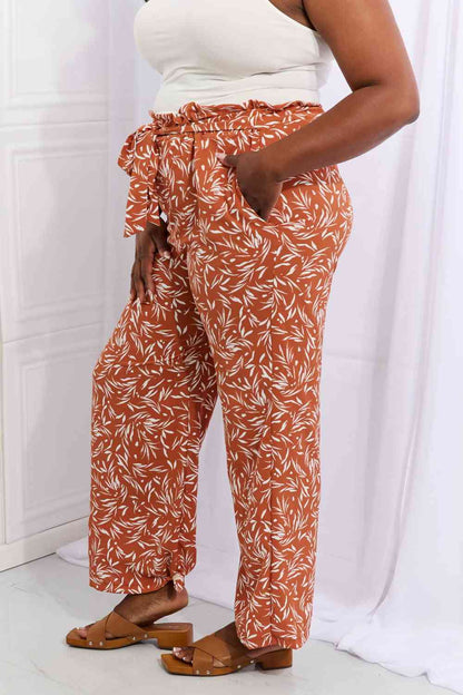 Pantalon imprimé géométrique pleine taille à angle droit Heimish en rouge orange