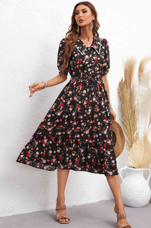 Vestido floral con cuello y mangas abullonadas