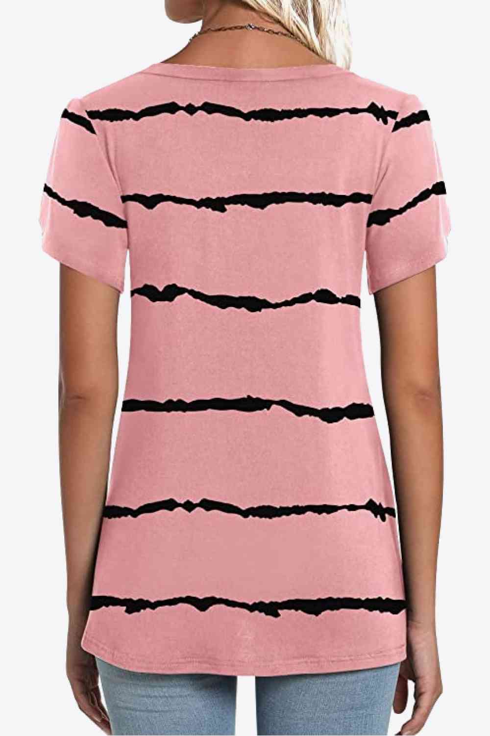 Blusa estampada con cuello en V y mangas de pétalos