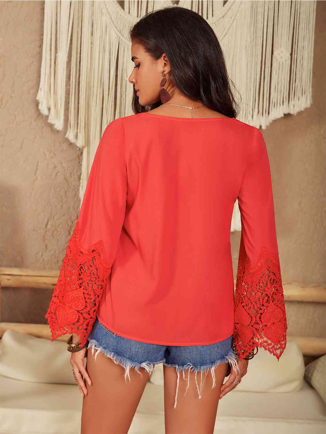 Blouse à manches longues et détail en dentelle à col carré