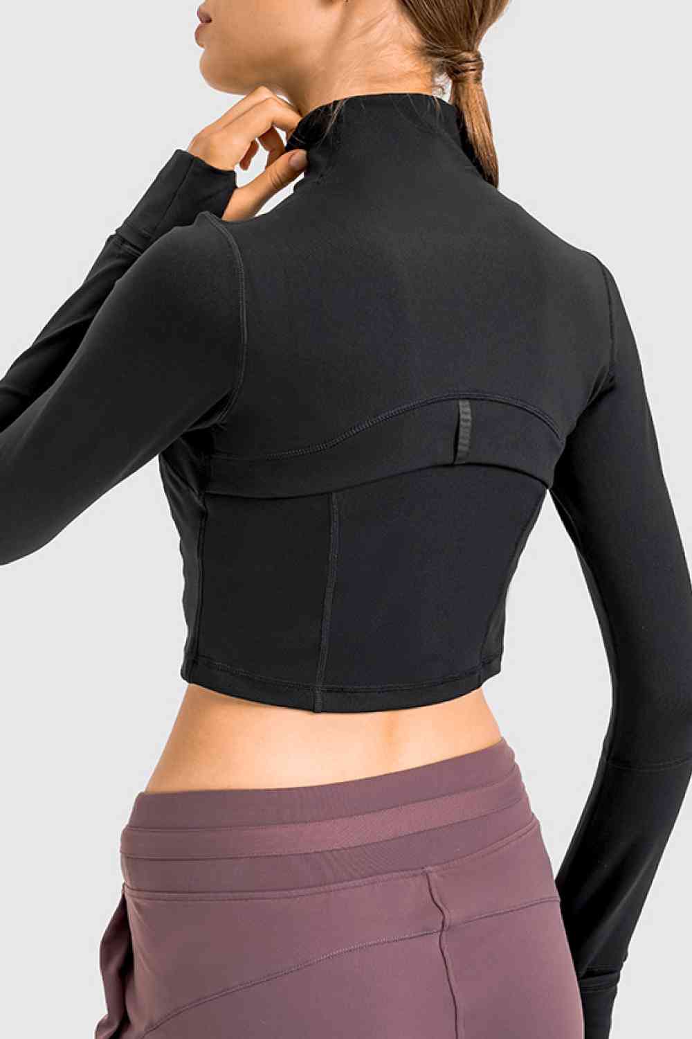 Chaqueta deportiva corta con cremallera frontal