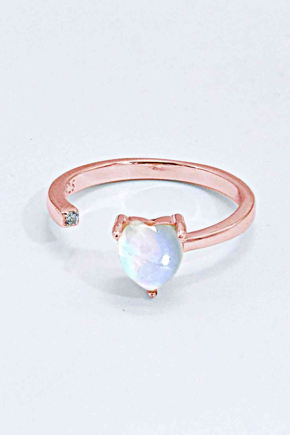 Anillo abierto ajustable con corazón de piedra lunar con incrustaciones