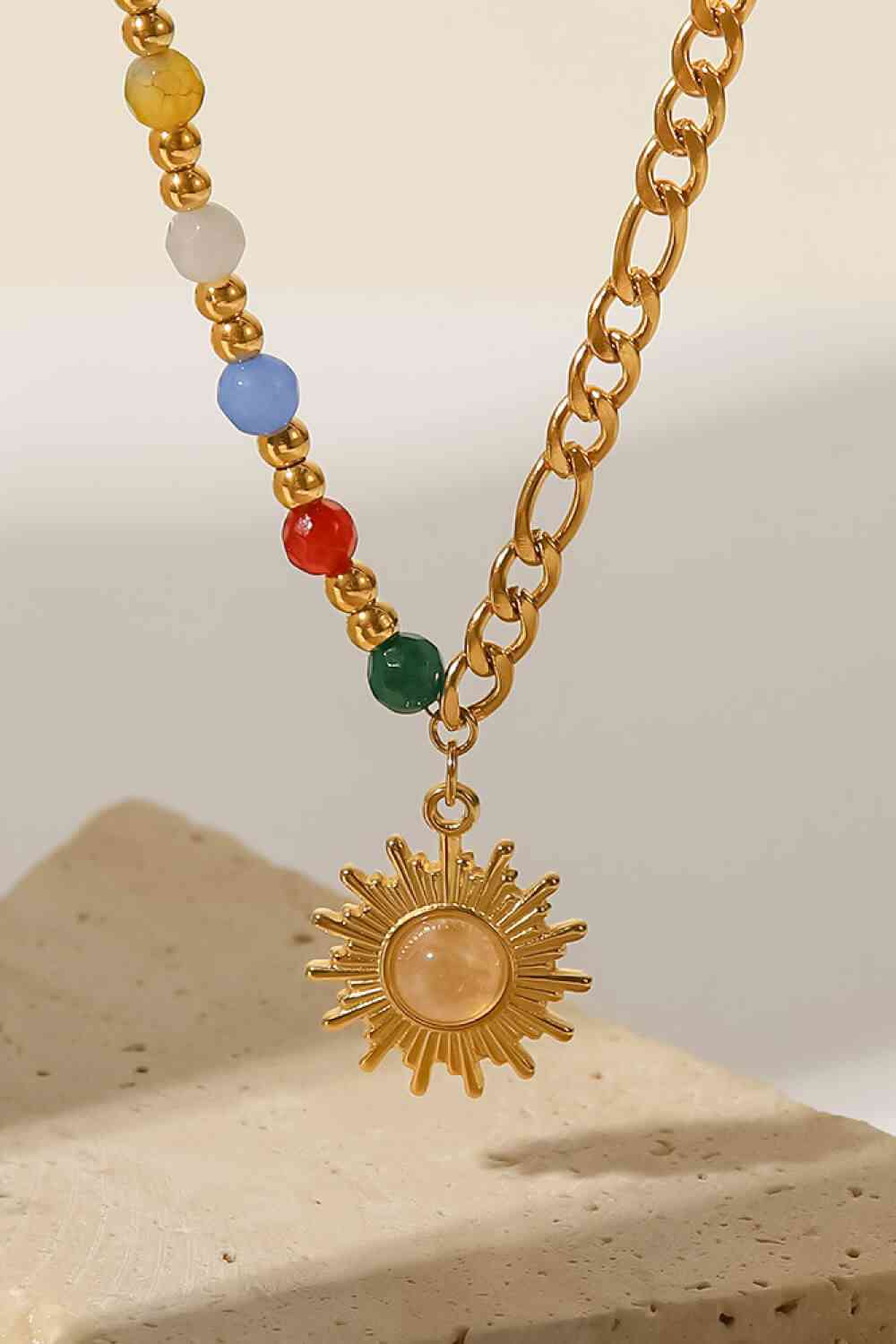 Collier pendentif en forme de soleil en opale