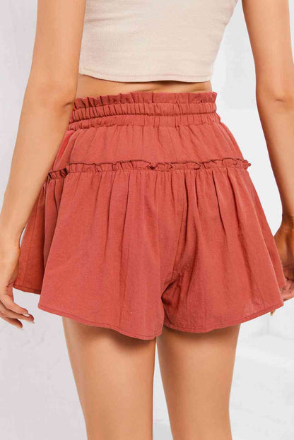 Shorts con cintura anudada y ribete de volantes