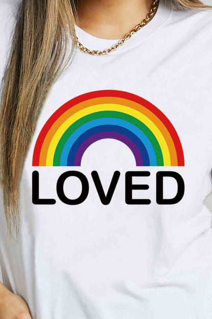 Camiseta de algodón con gráfico LOVED de Simply Love