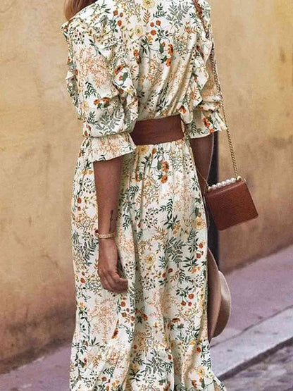 Vestido con mangas con volantes y abertura floral