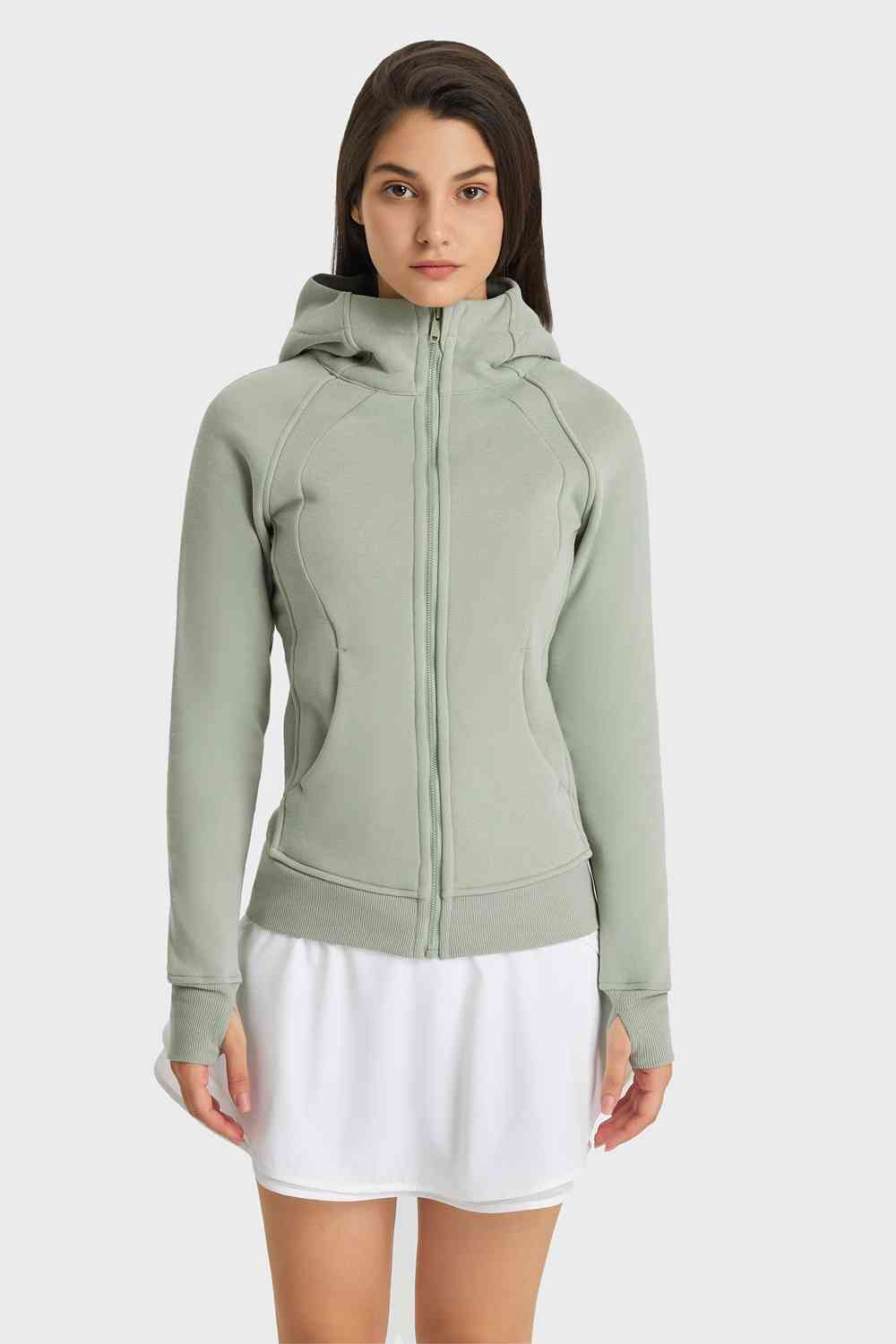 Chaqueta deportiva con capucha y detalle de costura con cremallera