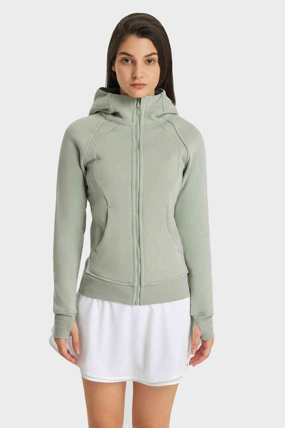 Veste de sport à capuche avec fermeture éclair et coutures