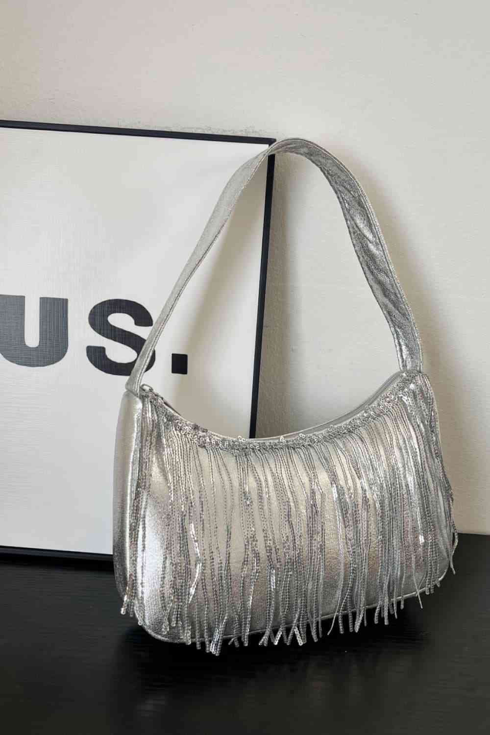 Bolso con detalle de flecos