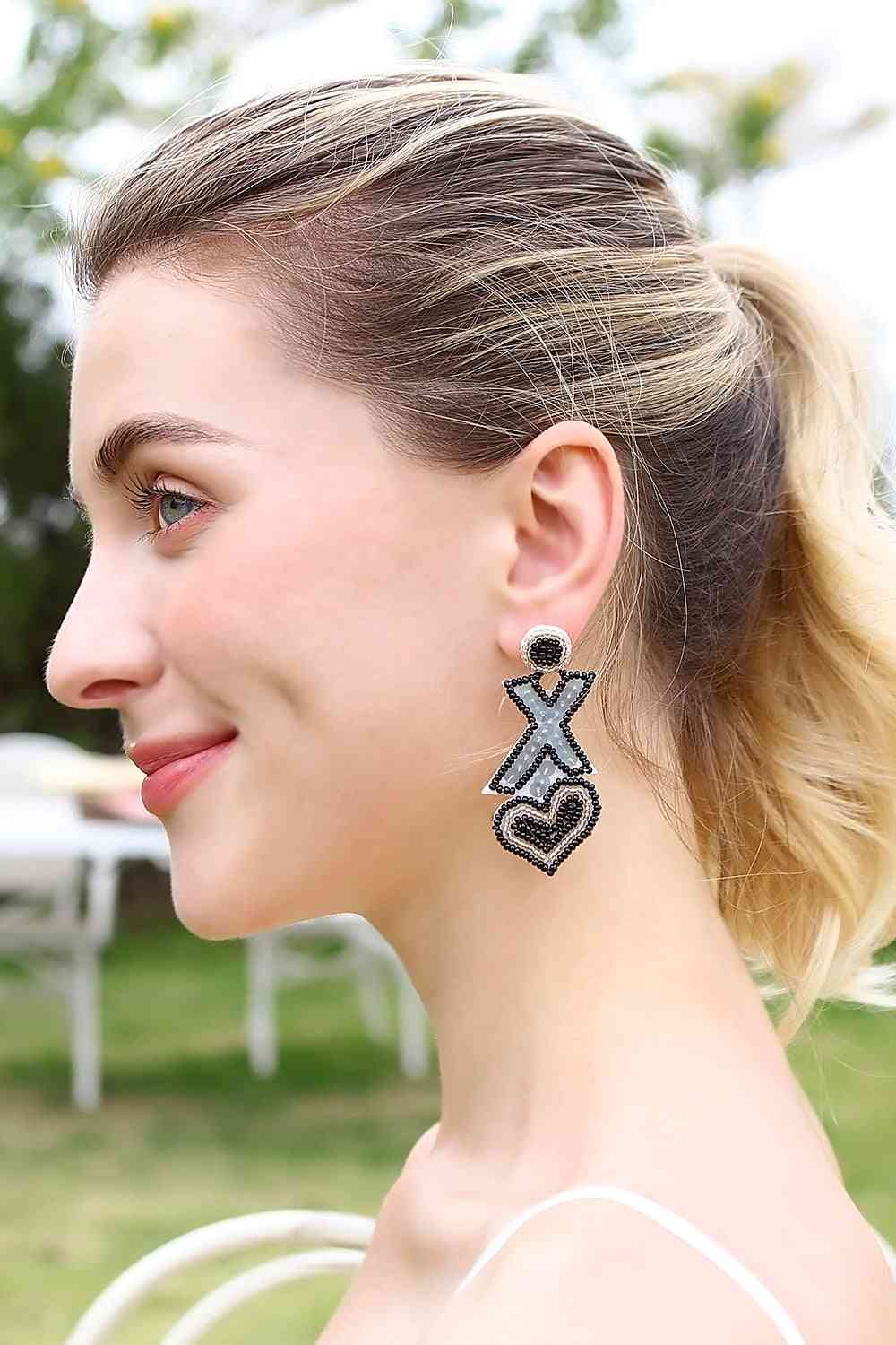 Boucles d'oreilles pendantes aléatoires en forme de cœur et de perles en forme de X, 2 paires