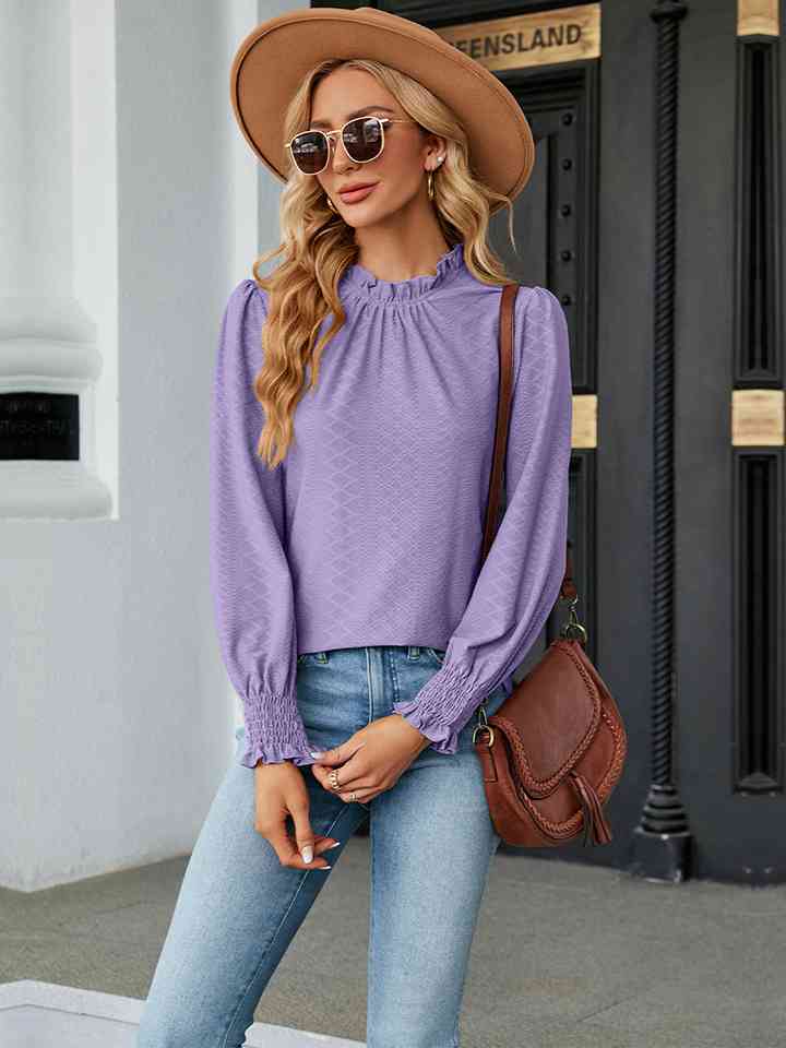 Blusa con cuello redondo y mangas con volantes