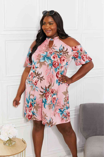 Sew In Love Robe à épaules dénudées pleine grandeur avec fleurs fraîchement coupées