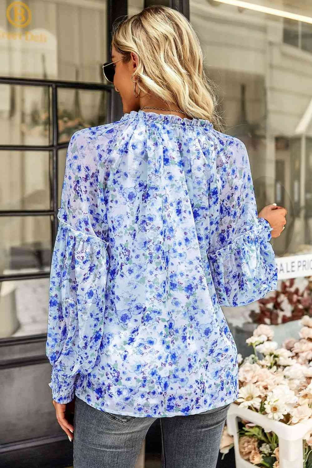 Blusa floral con cuello anudado y manga farol