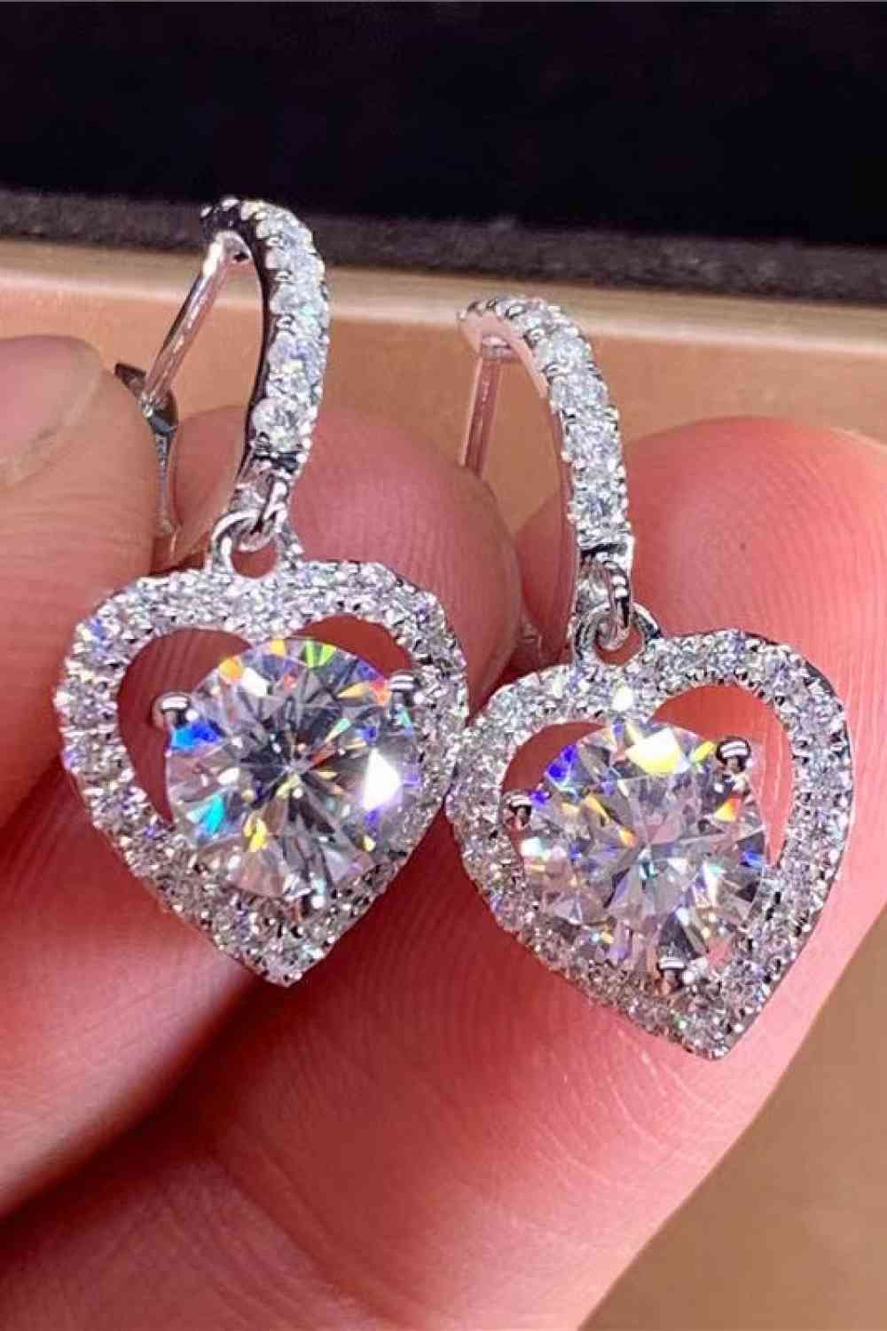 Boucles d'oreilles pendantes en forme de cœur plaquées platine et moissanite 2 carats