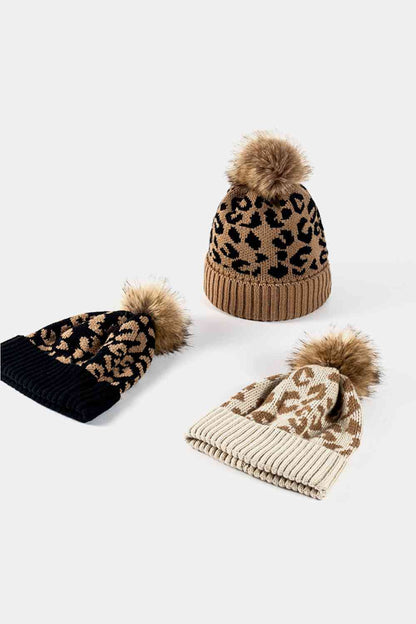 Gorro con puños y pompones de leopardo