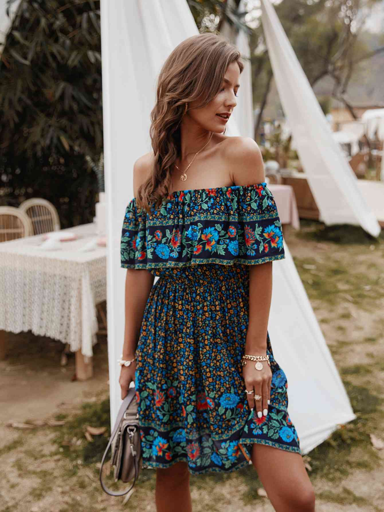 Vestido hasta la rodilla sin tirantes con hombros descubiertos y estampado bohemio