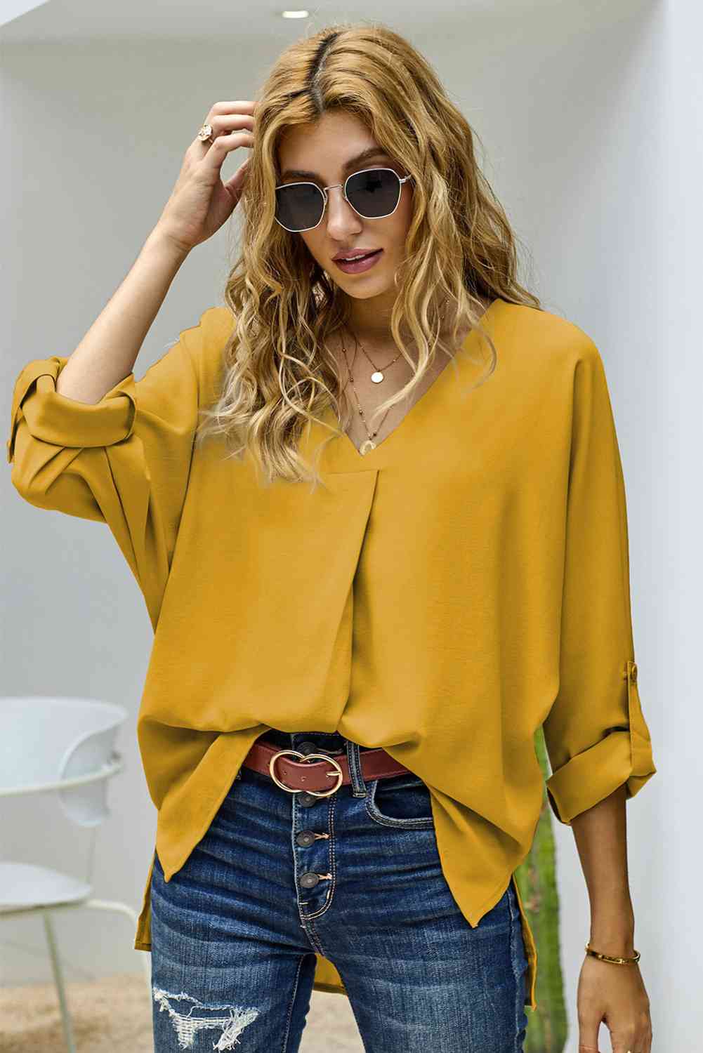 Blusa con cuello en V y manga enrollada