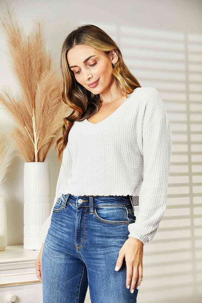 Blusa con cuello en V y punto tipo gofre de tamaño completo