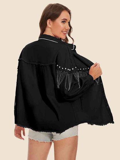 Chaqueta vaquera con detalle de flecos y dobladillo sin rematar