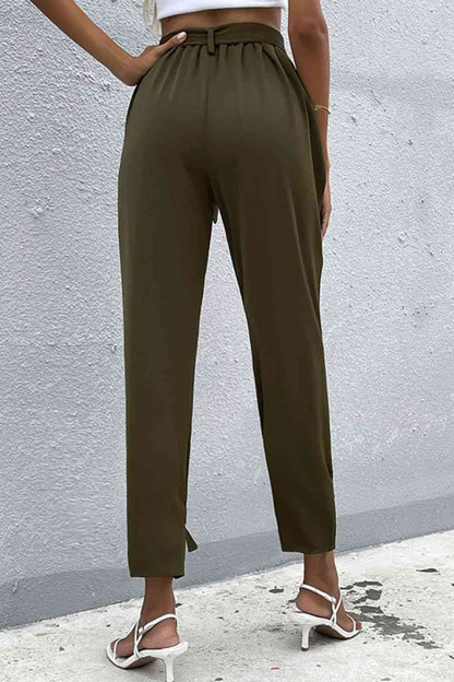 Pantalones con cinturón y detalle de lazo con bolsillos