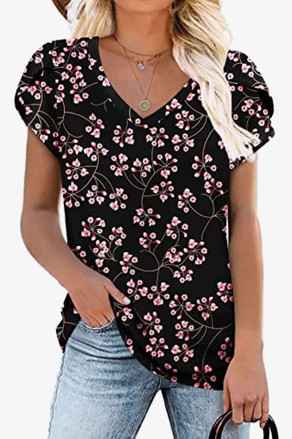 Blusa estampada con cuello en V y mangas de pétalos