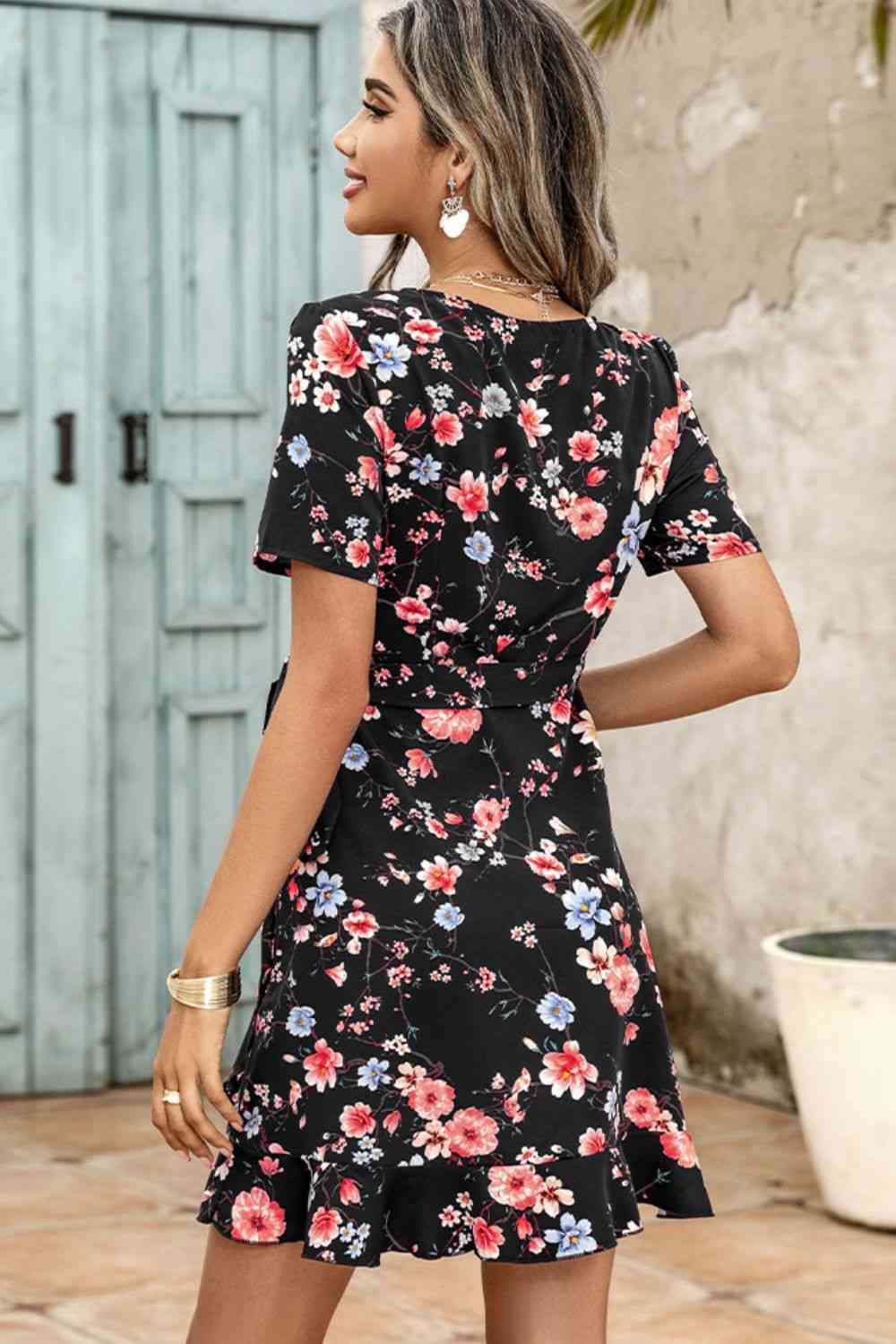 Vestido con sobrepelliz y dobladillo con volantes y lazo floral