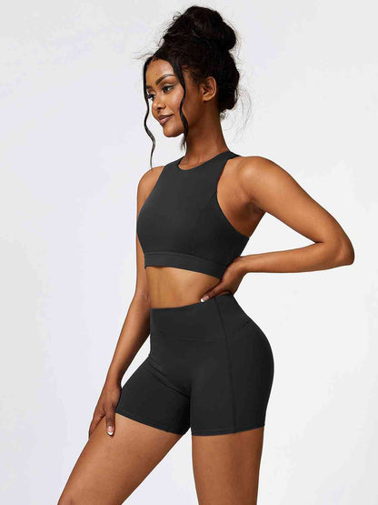 Ensemble débardeur de sport court et short à découpes