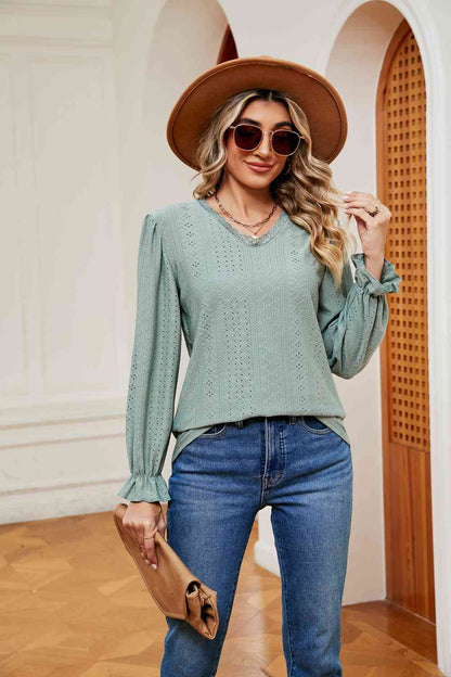 Blusa con cuello en V y mangas con volantes