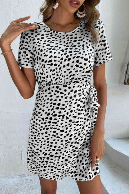 Vestido con cuello redondo y abertura en forma de cerradura con cinturón y estampado animal