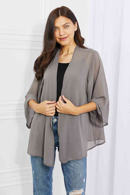 Melody Just Breathe Kimono en mousseline de soie pleine taille en gris