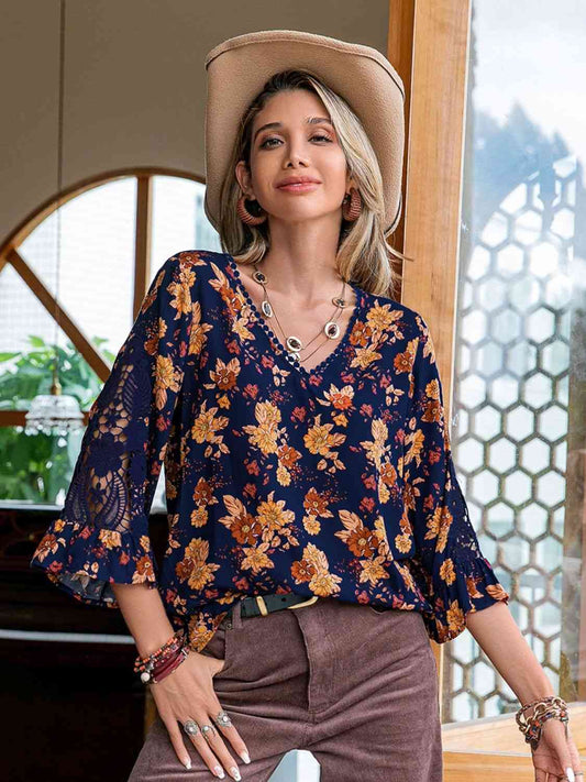 Blusa floral de crochet con cuello en V