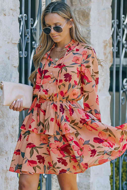 Vestido a capas de manga larga con cuello anudado floral