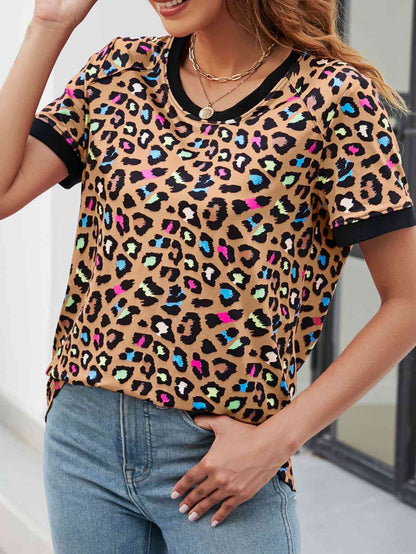 Camiseta de manga corta con cuello redondo de leopardo