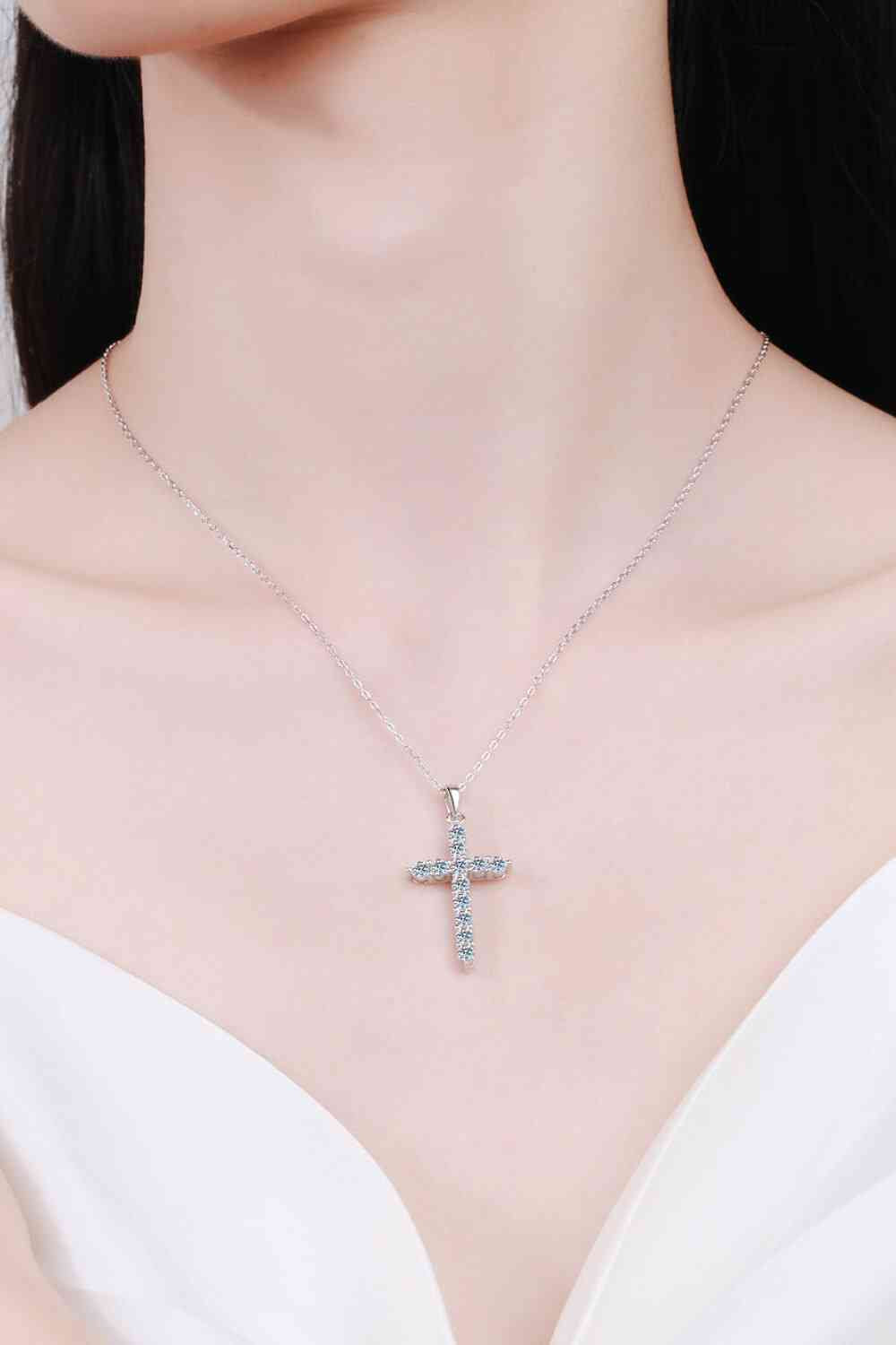 Collier chaîne avec pendentif croix Moissanite