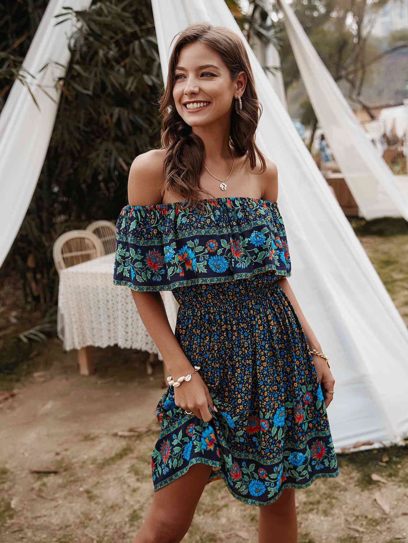 Vestido hasta la rodilla sin tirantes con hombros descubiertos y estampado bohemio