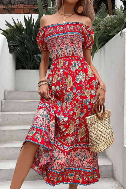 Vestido midi fruncido con hombros descubiertos y estampado floral