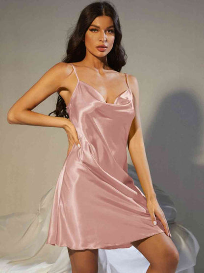 Robe de nuit en satin à col bénitier et bretelles spaghetti