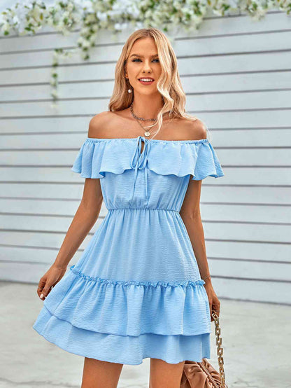 Robe nouée à volants et épaules dénudées